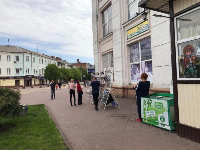 Новини Хмельницького - фото з Багатолюдна “стометрівка” і відкриті кафе: як Хмельницький оживає після послаблення карантину (ФОТО) Багатолюдна “стометрівка” і відкриті кафе: як Хмельницький оживає після послаблення карантину (ФОТО), фото №3 на сайті vsim.ua