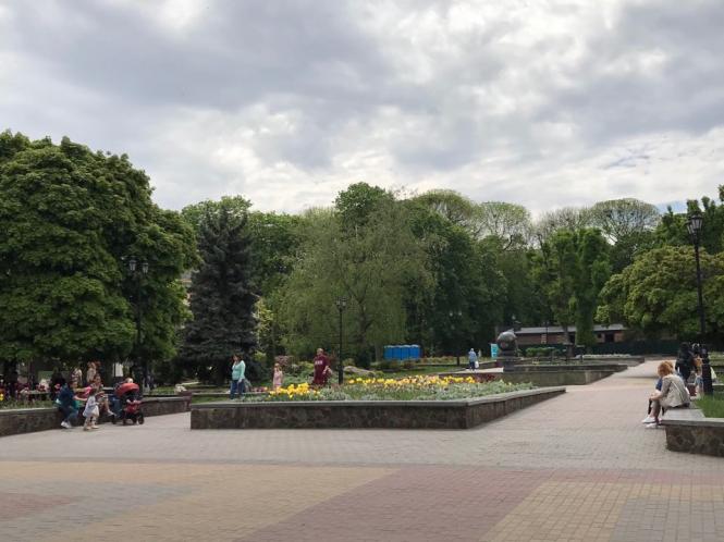 Новини Хмельницького - фото з Багатолюдна “стометрівка” і відкриті кафе: як Хмельницький оживає після послаблення карантину (ФОТО) Багатолюдна “стометрівка” і відкриті кафе: як Хмельницький оживає після послаблення карантину (ФОТО), фото №12 на сайті vsim.ua