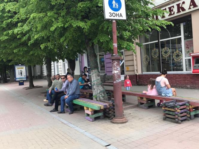 Новини Хмельницького - фото з Багатолюдна “стометрівка” і відкриті кафе: як Хмельницький оживає після послаблення карантину (ФОТО) Багатолюдна “стометрівка” і відкриті кафе: як Хмельницький оживає після послаблення карантину (ФОТО), фото №7 на сайті vsim.ua