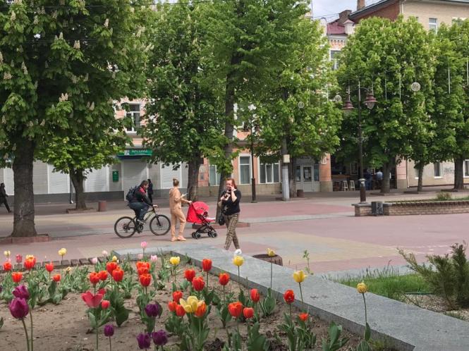 Новини Хмельницького - фото з Багатолюдна “стометрівка” і відкриті кафе: як Хмельницький оживає після послаблення карантину (ФОТО) Багатолюдна “стометрівка” і відкриті кафе: як Хмельницький оживає після послаблення карантину (ФОТО), фото №21 на сайті vsim.ua