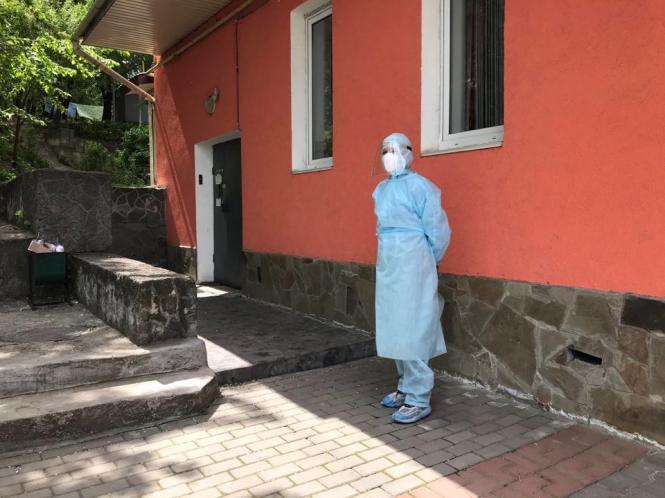 На Тернопільську приїхали медики в захисних костюмах: що сталося, фото №2 на сайті vsim.ua