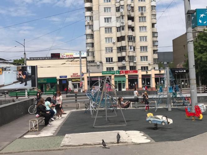 Новини Хмельницького - фото з Багатолюдна “стометрівка” і відкриті кафе: як Хмельницький оживає після послаблення карантину (ФОТО) Багатолюдна “стометрівка” і відкриті кафе: як Хмельницький оживає після послаблення карантину (ФОТО), фото №27 на сайті vsim.ua