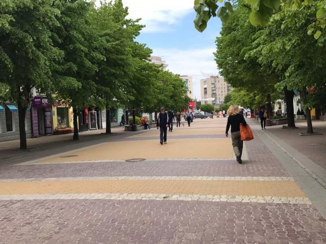 Новини Хмельницького - фото з Багатолюдна “стометрівка” і відкриті кафе: як Хмельницький оживає після послаблення карантину (ФОТО) Багатолюдна “стометрівка” і відкриті кафе: як Хмельницький оживає після послаблення карантину (ФОТО), фото №4 на сайті vsim.ua