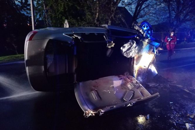 У Ладижині Audi в'їхало в дерево та перекинулось. Є загиблі