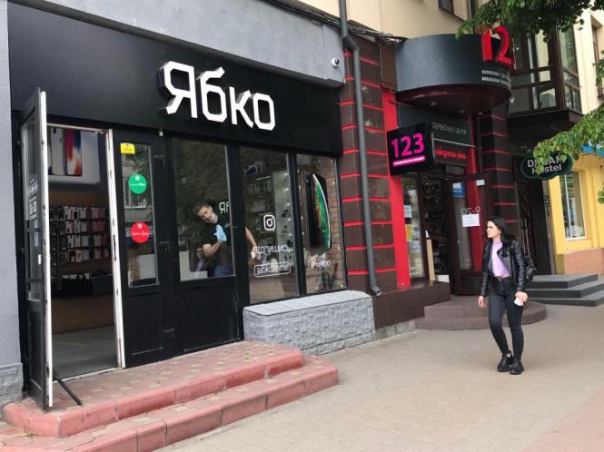 Новини Хмельницького - фото з Багатолюдна “стометрівка” і відкриті кафе: як Хмельницький оживає після послаблення карантину (ФОТО) Багатолюдна “стометрівка” і відкриті кафе: як Хмельницький оживає після послаблення карантину (ФОТО), фото №10 на сайті vsim.ua