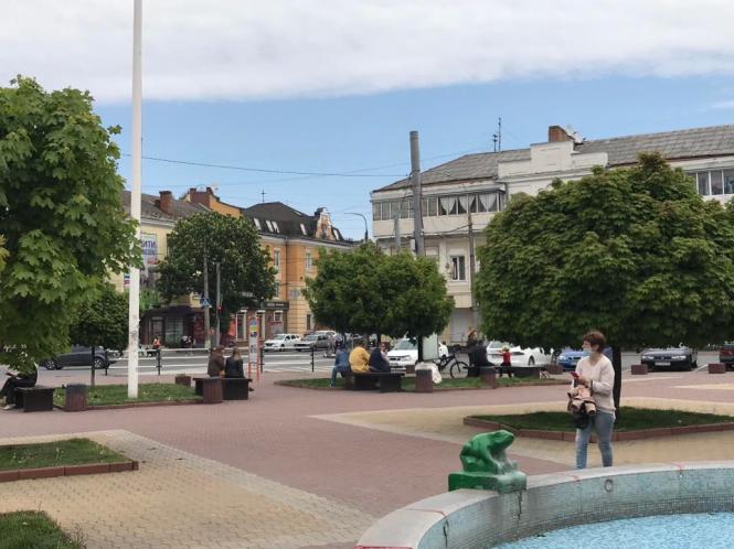 Новини Хмельницького - фото з Багатолюдна “стометрівка” і відкриті кафе: як Хмельницький оживає після послаблення карантину (ФОТО) Багатолюдна “стометрівка” і відкриті кафе: як Хмельницький оживає після послаблення карантину (ФОТО), фото №1 на сайті vsim.ua