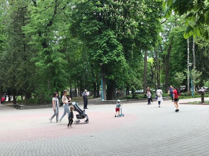 Новини Хмельницького - фото з Багатолюдна “стометрівка” і відкриті кафе: як Хмельницький оживає після послаблення карантину (ФОТО) Багатолюдна “стометрівка” і відкриті кафе: як Хмельницький оживає після послаблення карантину (ФОТО), фото №18 на сайті vsim.ua