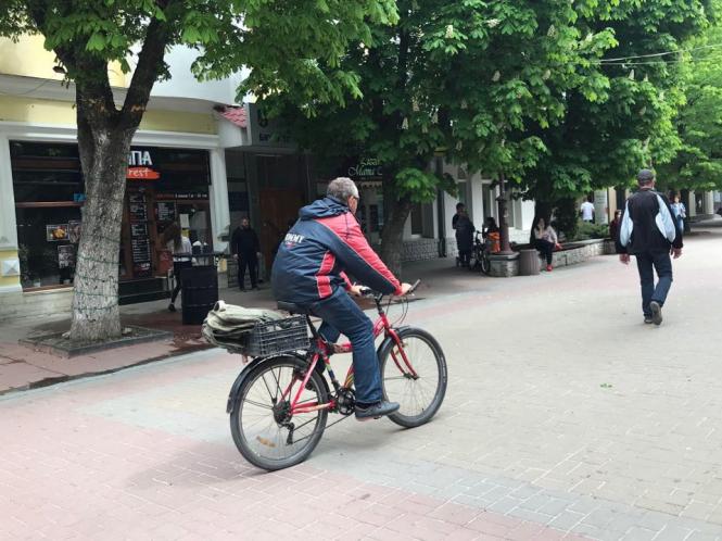 Новини Хмельницького - фото з Багатолюдна “стометрівка” і відкриті кафе: як Хмельницький оживає після послаблення карантину (ФОТО) Багатолюдна “стометрівка” і відкриті кафе: як Хмельницький оживає після послаблення карантину (ФОТО), фото №6 на сайті vsim.ua