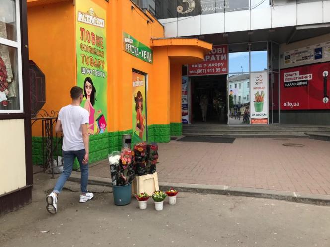 Новини Хмельницького - фото з Багатолюдна “стометрівка” і відкриті кафе: як Хмельницький оживає після послаблення карантину (ФОТО) Багатолюдна “стометрівка” і відкриті кафе: як Хмельницький оживає після послаблення карантину (ФОТО), фото №2 на сайті vsim.ua