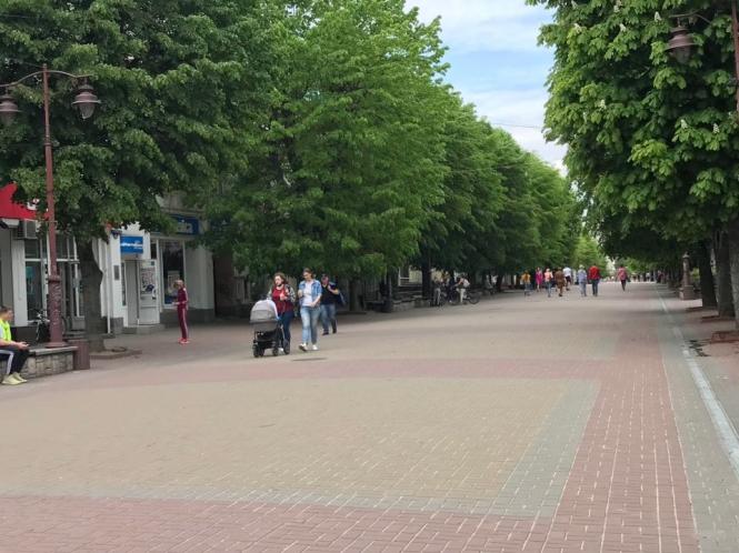 Новини Хмельницького - фото з Багатолюдна “стометрівка” і відкриті кафе: як Хмельницький оживає після послаблення карантину (ФОТО) Багатолюдна “стометрівка” і відкриті кафе: як Хмельницький оживає після послаблення карантину (ФОТО), фото №11 на сайті vsim.ua