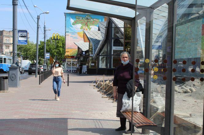 Новини Вінниці - фото з Люди йдуть стригтися і в McDonald’s. Як ожило місто у перший день послаблення карантину Люди йдуть стригтися і в McDonald’s. Як ожило місто у перший день послаблення карантину, фото №1 на сайті 20minut.ua