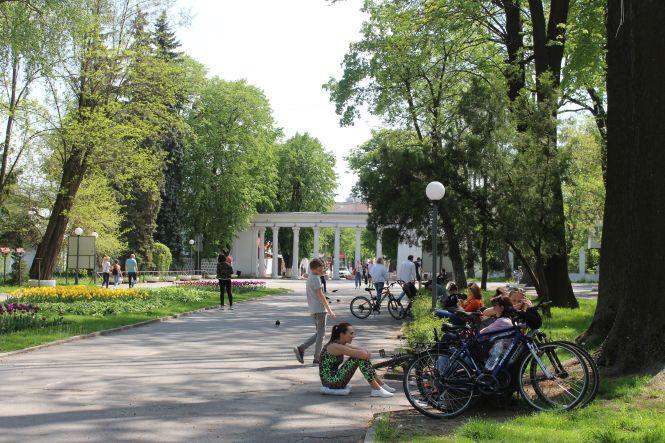 Новини Вінниці - фото з Люди йдуть стригтися і в McDonald’s. Як ожило місто у перший день послаблення карантину Люди йдуть стригтися і в McDonald’s. Як ожило місто у перший день послаблення карантину, фото №9 на сайті 20minut.ua