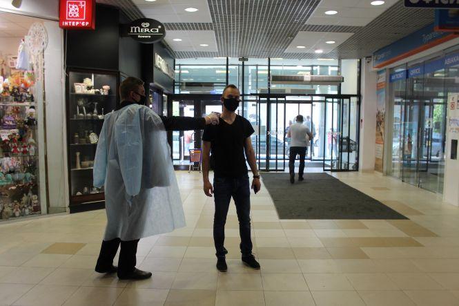 Новини Вінниці - фото з Люди йдуть стригтися і в McDonald’s. Як ожило місто у перший день послаблення карантину Люди йдуть стригтися і в McDonald’s. Як ожило місто у перший день послаблення карантину, фото №11 на сайті 20minut.ua