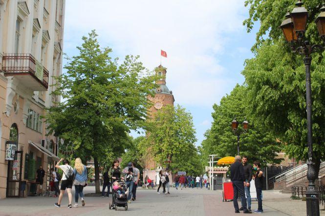 Новини Вінниці - фото з Люди йдуть стригтися і в McDonald’s. Як ожило місто у перший день послаблення карантину Люди йдуть стригтися і в McDonald’s. Як ожило місто у перший день послаблення карантину, фото №6 на сайті 20minut.ua