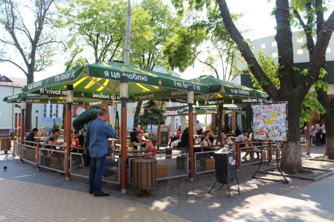 Новини Вінниці - фото з Люди йдуть стригтися і в McDonald’s. Як ожило місто у перший день послаблення карантину Люди йдуть стригтися і в McDonald’s. Як ожило місто у перший день послаблення карантину, фото №4 на сайті 20minut.ua