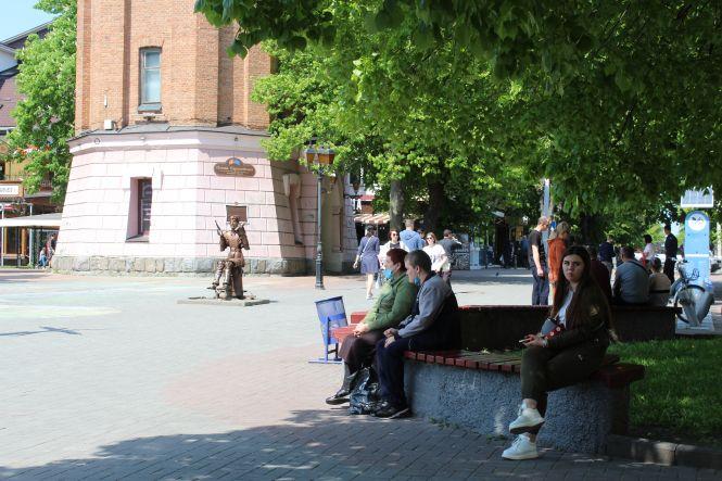 Новини Вінниці - фото з Люди йдуть стригтися і в McDonald’s. Як ожило місто у перший день послаблення карантину Люди йдуть стригтися і в McDonald’s. Як ожило місто у перший день послаблення карантину, фото №7 на сайті 20minut.ua