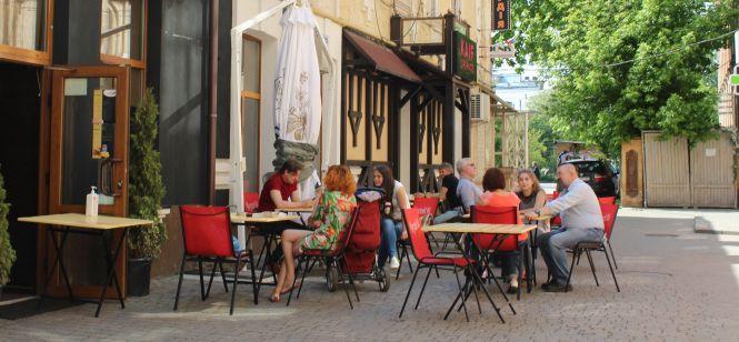 Новини Вінниці - фото з Люди йдуть стригтися і в McDonald’s. Як ожило місто у перший день послаблення карантину Люди йдуть стригтися і в McDonald’s. Як ожило місто у перший день послаблення карантину, фото №5 на сайті 20minut.ua