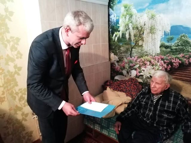 Новини Вінниці - фото з Спалах коронавірусу у Жмеринській РДА. Посадовці без масок вітали ветеранів Спалах коронавірусу у Жмеринській РДА. Посадовці без масок вітали ветеранів, фото №2 на сайті 20minut.ua