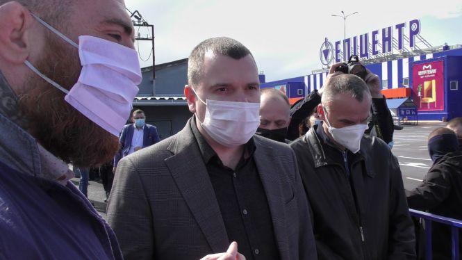 Новини Житомира - фото з Сьогодні зранку було заблоковано в’їзд до гіпермаркету «Епіцентр». ВІДЕО Сьогодні зранку було заблоковано в’їзд до гіпермаркету «Епіцентр». ВІДЕО, фото №5 на сайті 20minut.ua