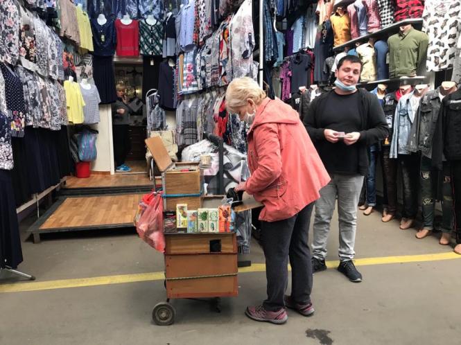 Новини Хмельницького - фото з “Розпродаж, дівчатка!”: як працює хмельницький речовий ринок після відновлення роботи (ФОТО) “Розпродаж, дівчатка!”: як працює хмельницький речовий ринок після відновлення роботи (ФОТО), фото №10 на сайті vsim.ua