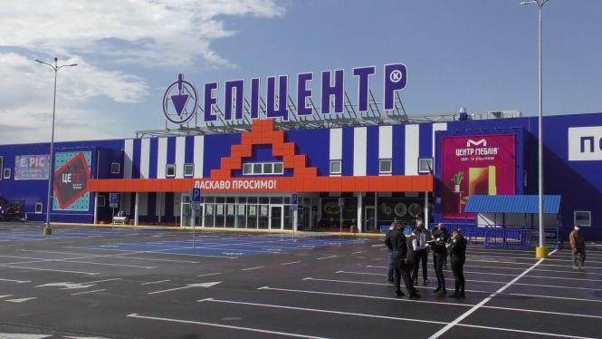 Новини Житомира - фото з Сьогодні зранку було заблоковано в’їзд до гіпермаркету «Епіцентр». ВІДЕО Сьогодні зранку було заблоковано в’їзд до гіпермаркету «Епіцентр». ВІДЕО, фото №6 на сайті 20minut.ua