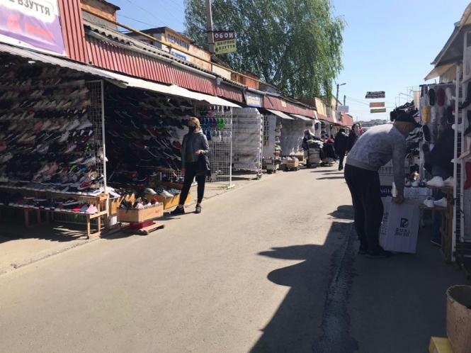 Новини Хмельницького - фото з “Розпродаж, дівчатка!”: як працює хмельницький речовий ринок після відновлення роботи (ФОТО) “Розпродаж, дівчатка!”: як працює хмельницький речовий ринок після відновлення роботи (ФОТО), фото №15 на сайті vsim.ua