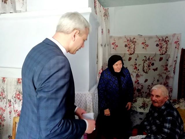 Новини Вінниці - фото з Спалах коронавірусу у Жмеринській РДА. Посадовці без масок вітали ветеранів Спалах коронавірусу у Жмеринській РДА. Посадовці без масок вітали ветеранів, фото №4 на сайті 20minut.ua