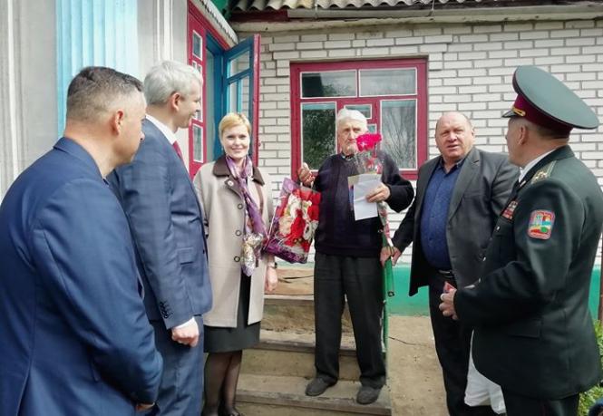Новини Вінниці - фото з Спалах коронавірусу у Жмеринській РДА. Посадовці без масок вітали ветеранів Спалах коронавірусу у Жмеринській РДА. Посадовці без масок вітали ветеранів, фото №1 на сайті 20minut.ua
