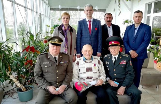 Новини Вінниці - фото з Спалах коронавірусу у Жмеринській РДА. Посадовці без масок вітали ветеранів Спалах коронавірусу у Жмеринській РДА. Посадовці без масок вітали ветеранів, фото №3 на сайті 20minut.ua