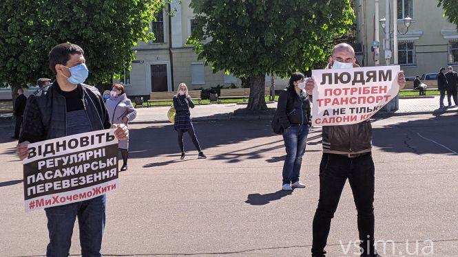 Новини Хмельницького - фото з “Жінка з раком не могла дістатися до лікарні”: що говорили водії та пасажири на мітингу у Хмельницькому “Жінка з раком не могла дістатися до лікарні”: що говорили водії та пасажири на мітингу у Хмельницькому, фото №11 на сайті vsim.ua