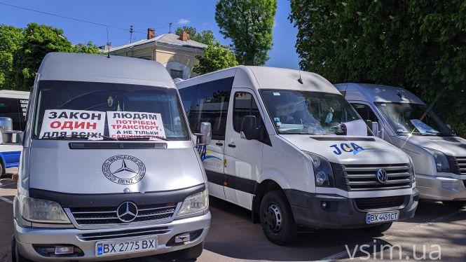 Новини Хмельницького - фото з “Жінка з раком не могла дістатися до лікарні”: що говорили водії та пасажири на мітингу у Хмельницькому “Жінка з раком не могла дістатися до лікарні”: що говорили водії та пасажири на мітингу у Хмельницькому, фото №13 на сайті vsim.ua
