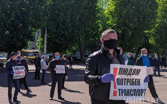 Новини Хмельницького - фото з “Жінка з раком не могла дістатися до лікарні”: що говорили водії та пасажири на мітингу у Хмельницькому “Жінка з раком не могла дістатися до лікарні”: що говорили водії та пасажири на мітингу у Хмельницькому, фото №12 на сайті vsim.ua