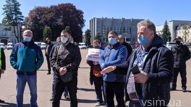 Новини Хмельницького - фото з “Жінка з раком не могла дістатися до лікарні”: що говорили водії та пасажири на мітингу у Хмельницькому “Жінка з раком не могла дістатися до лікарні”: що говорили водії та пасажири на мітингу у Хмельницькому, фото №6 на сайті vsim.ua