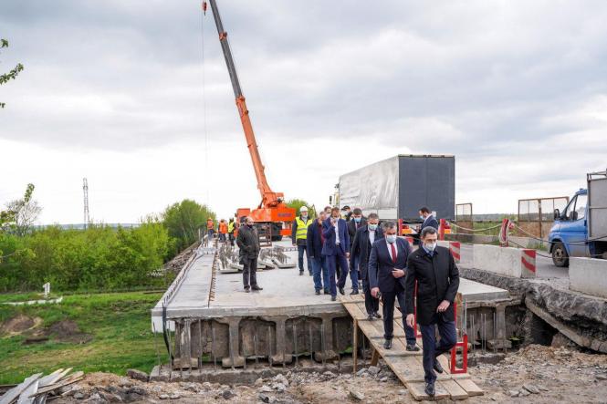 На Вінниччині ремонтують дороги, незважаючи на карантин, фото №2 на сайті 20minut.ua