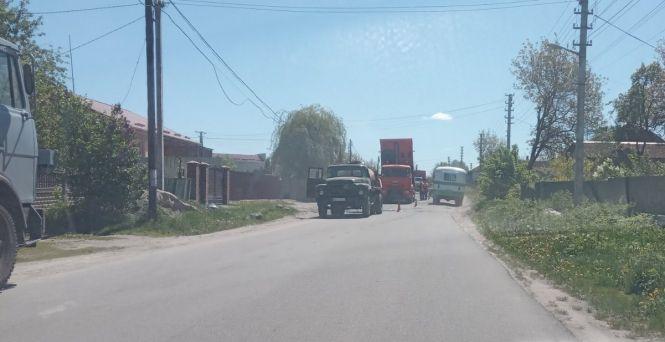 Фото дня: в селі Козятин «латають»  Центральну, фото №1 на сайті 20minut.ua