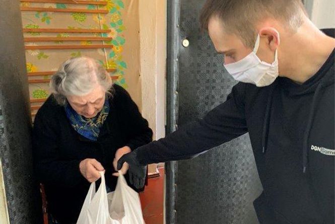 «У нас 25 лежачих». Хто і як доглядає за самотніми літніми вінничанами на карантині
