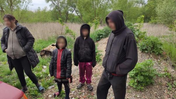 Новини Хмельницького - фото з У Хмельницькому вагітна жінка з двома доньками жила в очереті. Подробиці шокуючої історії У Хмельницькому вагітна жінка з двома доньками жила в очереті. Подробиці шокуючої історії, фото №3 на сайті vsim.ua