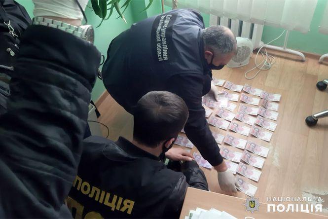 Новини Хмельницького - фото з Хабар за документи на антисептики. Хмельницький посадовець попався на вимаганні грошей Хабар за документи на антисептики. Хмельницький посадовець попався на вимаганні грошей, фото №1 на сайті vsim.ua