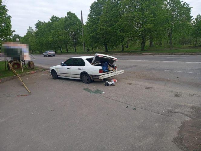 На Озерній п’яний водій на  «BMW» зніс огорожу, фото №2 на сайті vsim.ua