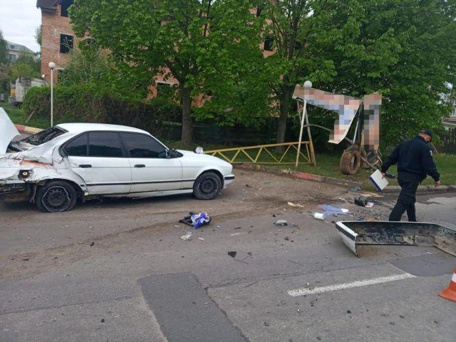 На Озерній п’яний водій на  «BMW» зніс огорожу, фото №1 на сайті vsim.ua