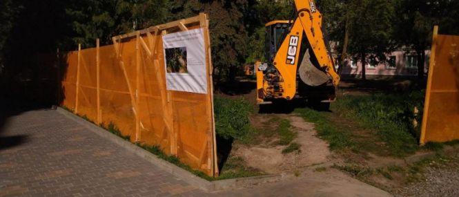У сквері на Качали облаштовують трансфер-містечко (ФОТО), фото №1 на сайті 20minut.ua