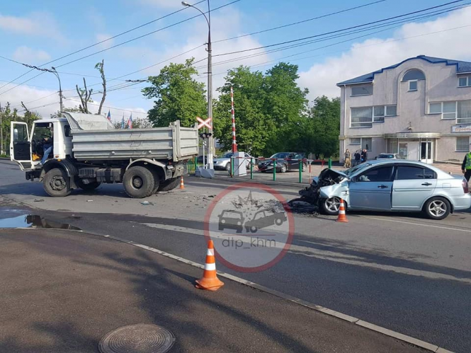 Новини Хмельницького - фото з На Чорновола зіткнулись легковик і вантажівка. Є потерпілий На Чорновола зіткнулись легковик і вантажівка. Є потерпілий, фото №1 на сайті vsim.ua