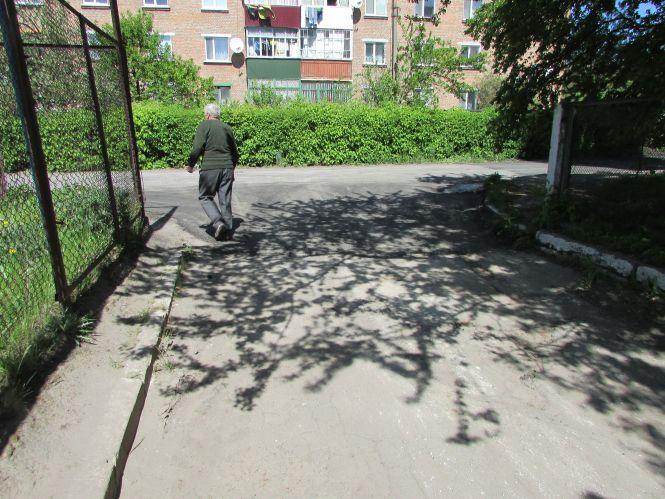 Фото дня: латані дороги, молоді господарки та карантинна розмітка, фото №6 на сайті 20minut.ua