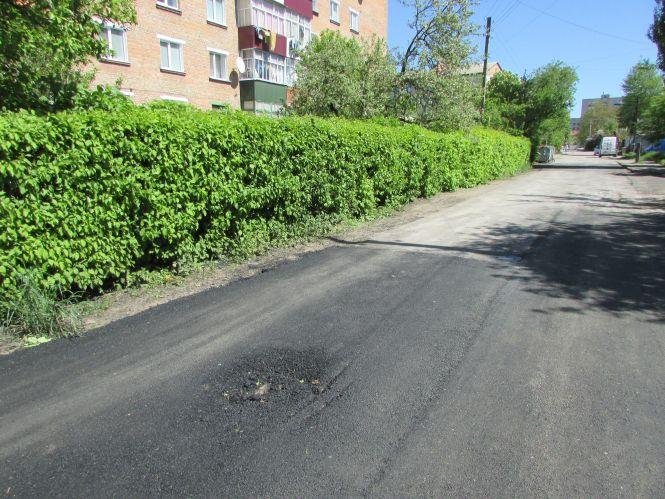 Фото дня: латані дороги, молоді господарки та карантинна розмітка, фото №2 на сайті 20minut.ua