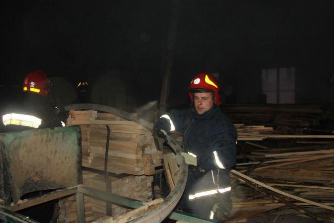 П'ять пожежних машин та 23 вогнеборці: на території вінницького лісгоспу горів цех, фото №9 на сайті 20minut.ua