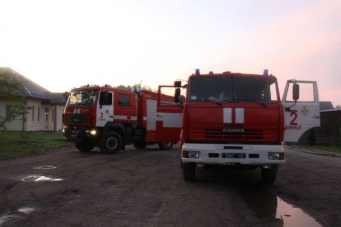 П'ять пожежних машин та 23 вогнеборці: на території вінницького лісгоспу горів цех, фото №3 на сайті 20minut.ua
