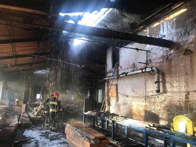 П'ять пожежних машин та 23 вогнеборці: на території вінницького лісгоспу горів цех, фото №7 на сайті 20minut.ua