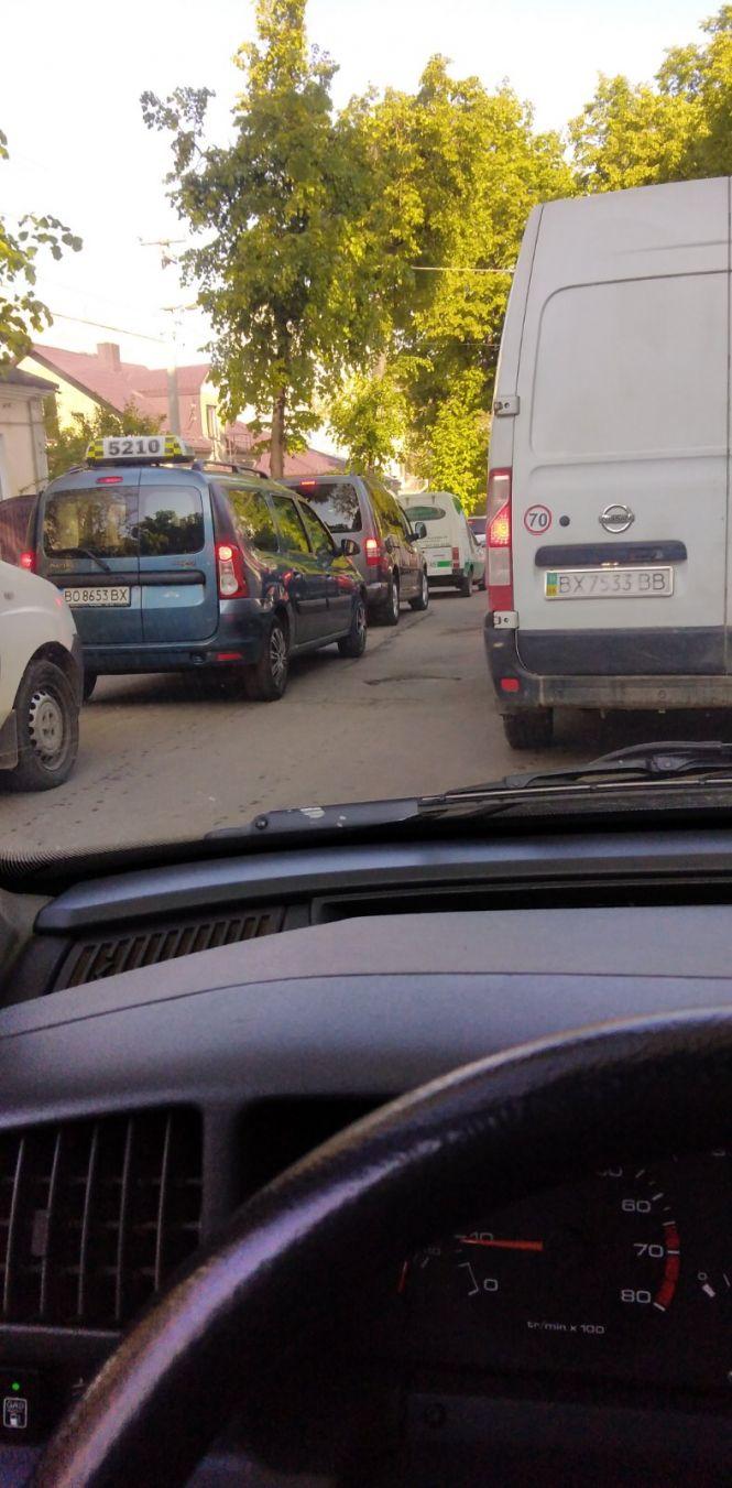 Новини Тернополя - фото з Біля «Горбатого мосту» величезний затор. Про ремонт водіїв ніхто не попереджав (ФОТО) Біля «Горбатого мосту» величезний затор. Про ремонт водіїв ніхто не попереджав (ФОТО), фото №1 на сайті 20minut.ua