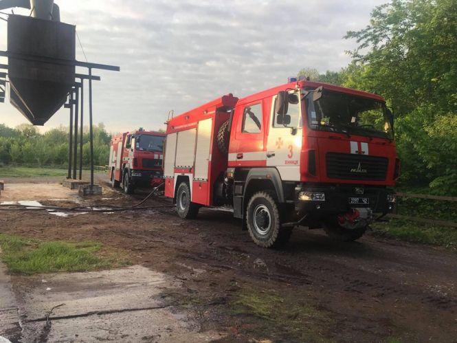 П'ять пожежних машин та 23 вогнеборці: на території вінницького лісгоспу горів цех, фото №2 на сайті 20minut.ua