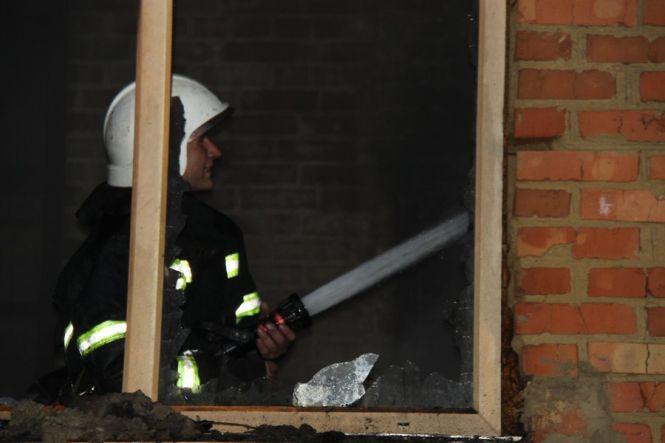 П'ять пожежних машин та 23 вогнеборці: на території вінницького лісгоспу горів цех, фото №5 на сайті 20minut.ua